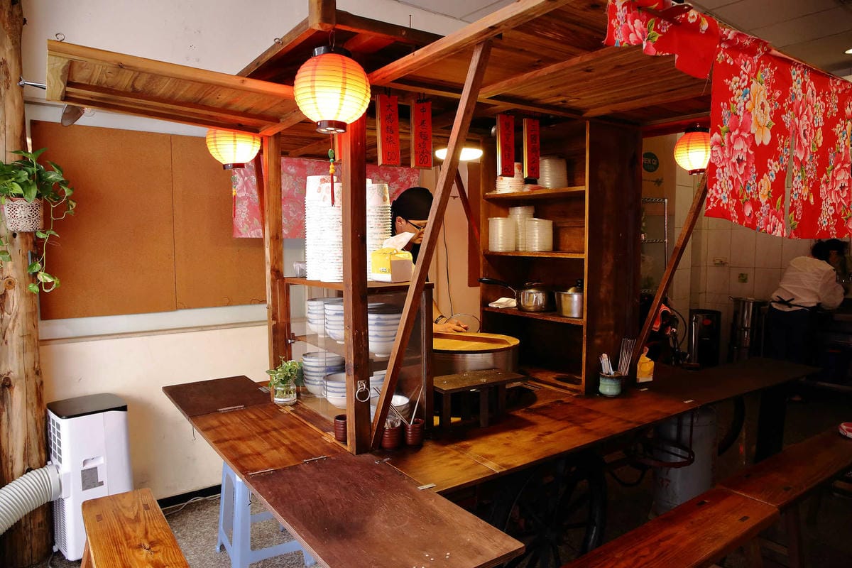 【食。泰山】懷舊中卷麵線〜超浮誇麵線！塞滿大腸+海鮮配料，中卷蛋每日限量晚來吃不到！