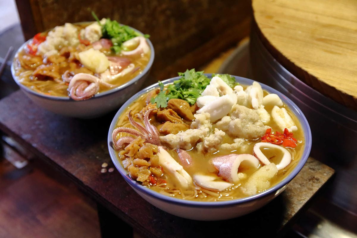 【食。泰山】懷舊中卷麵線〜超浮誇麵線！塞滿大腸+海鮮配料，中卷蛋每日限量晚來吃不到！