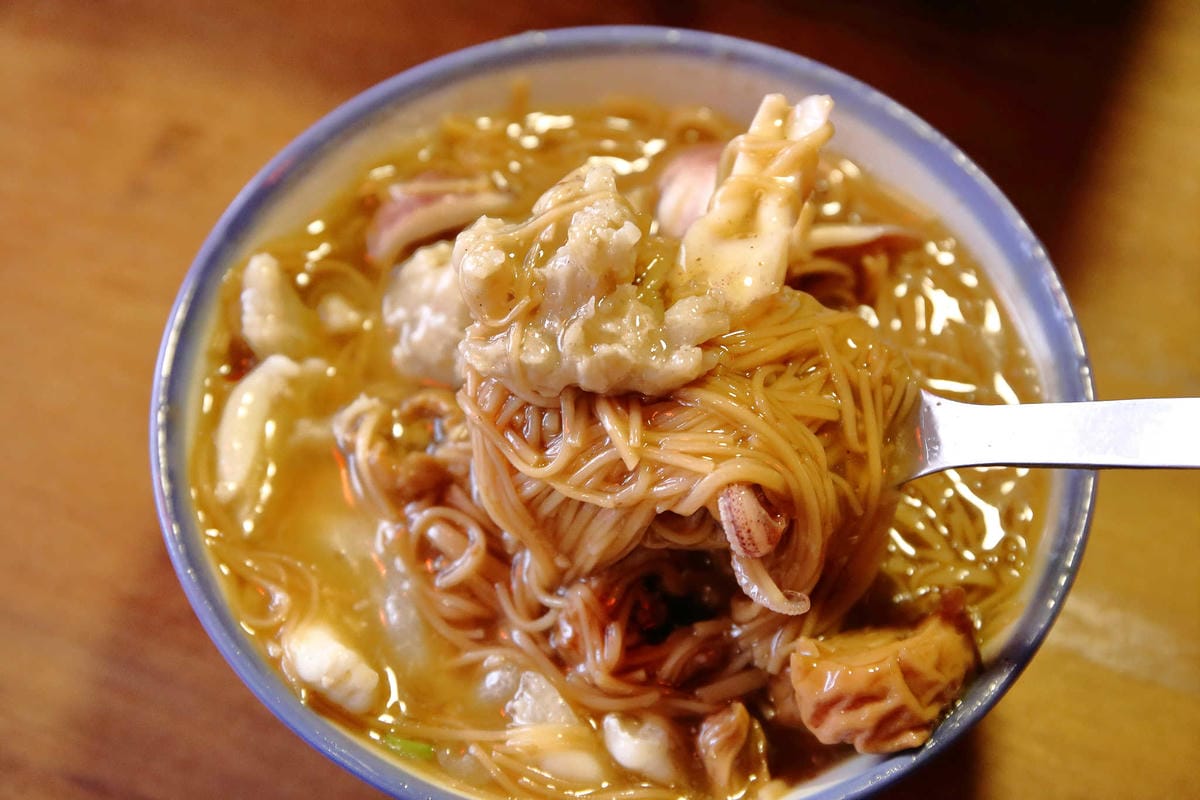 【食。泰山】懷舊中卷麵線〜超浮誇麵線！塞滿大腸+海鮮配料，中卷蛋每日限量晚來吃不到！