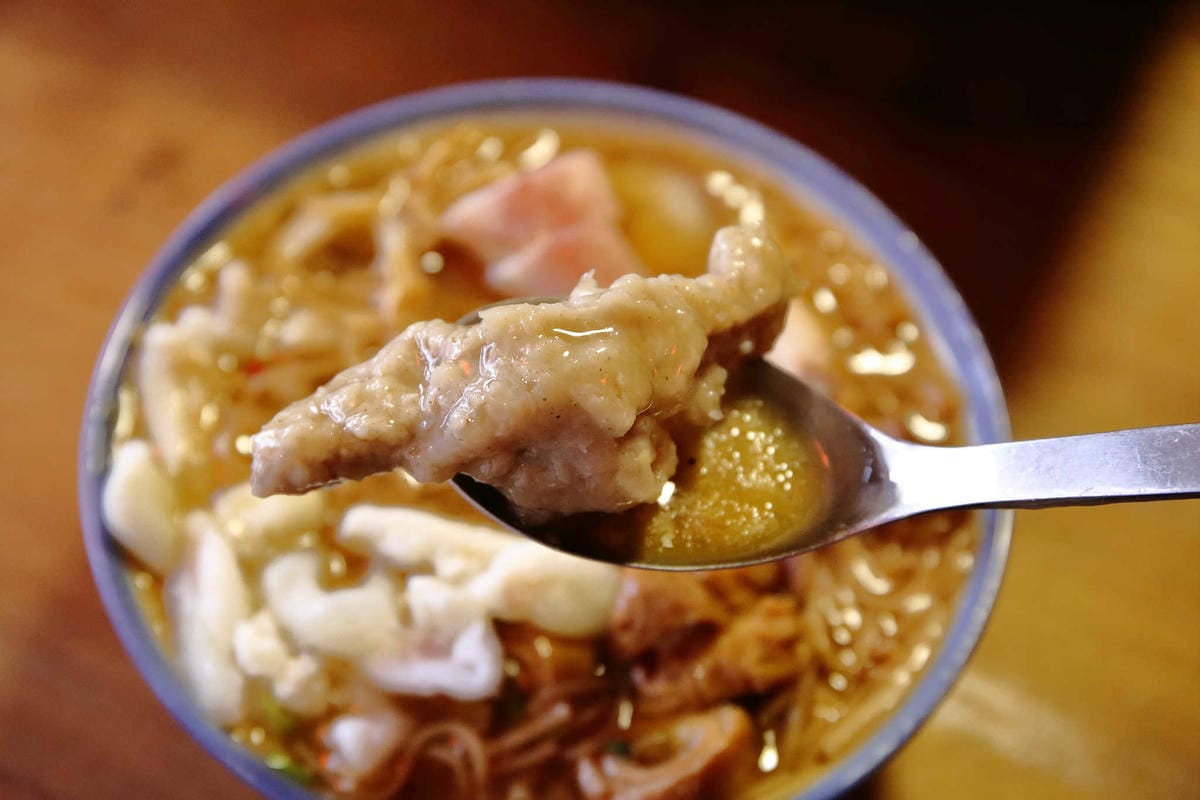 【食。泰山】懷舊中卷麵線〜超浮誇麵線！塞滿大腸+海鮮配料，中卷蛋每日限量晚來吃不到！