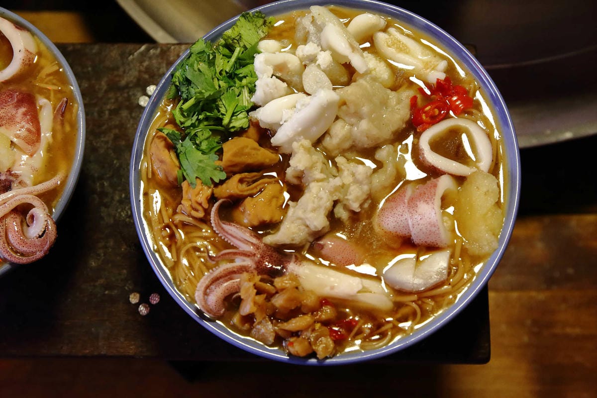 【食。泰山】懷舊中卷麵線〜超浮誇麵線！塞滿大腸+海鮮配料，中卷蛋每日限量晚來吃不到！