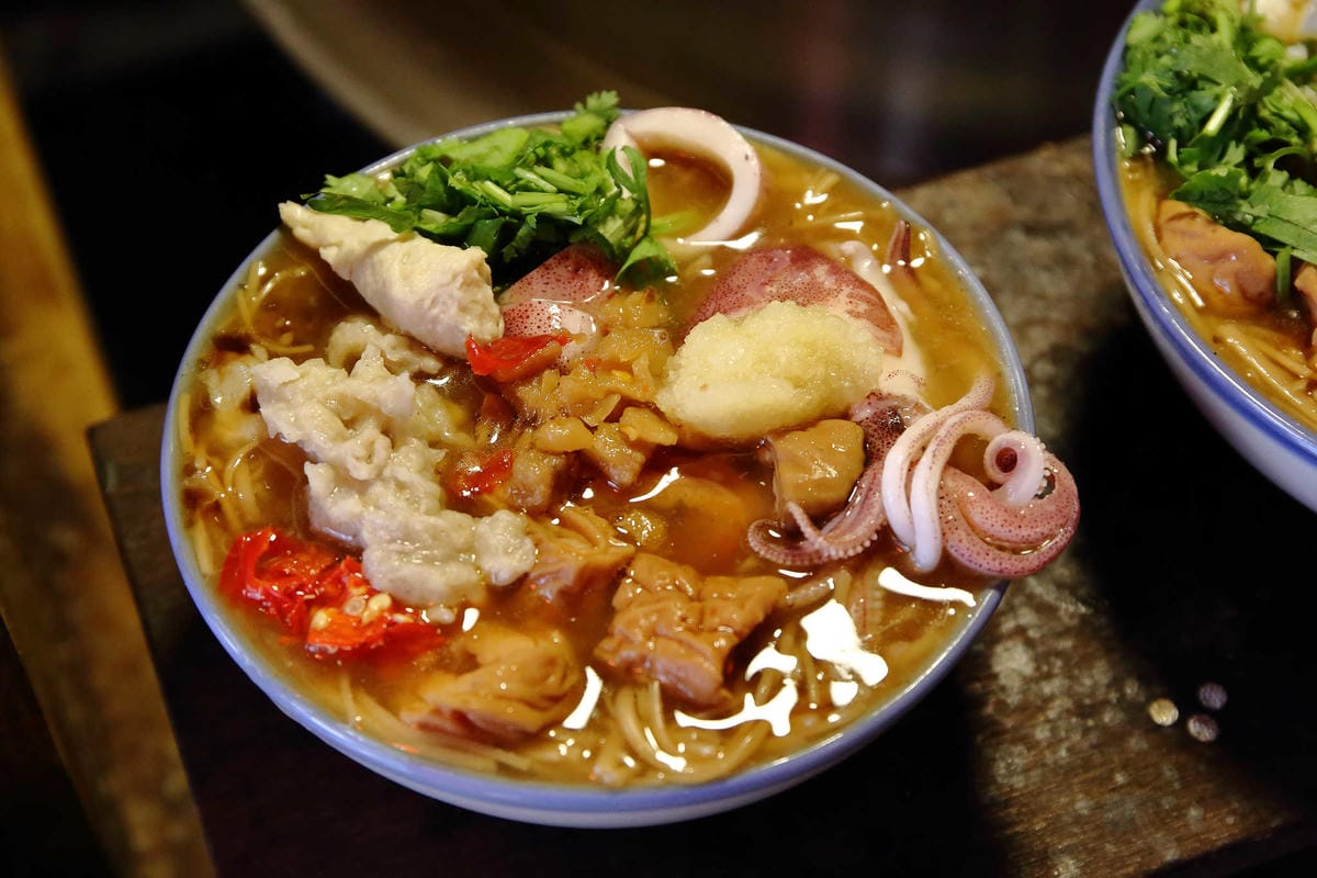 【食。泰山】懷舊中卷麵線〜超浮誇麵線！塞滿大腸+海鮮配料，中卷蛋每日限量晚來吃不到！