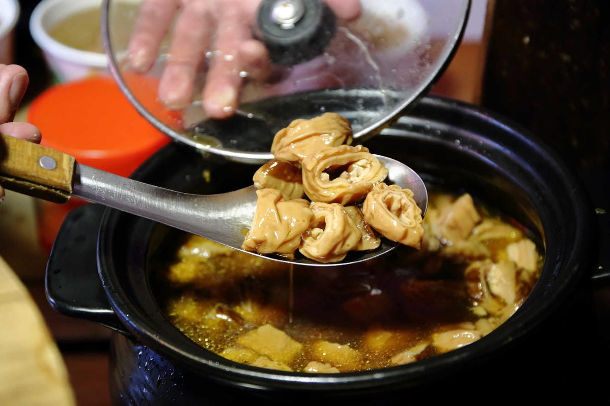 【食。泰山】懷舊中卷麵線〜超浮誇麵線！塞滿大腸+海鮮配料，中卷蛋每日限量晚來吃不到！