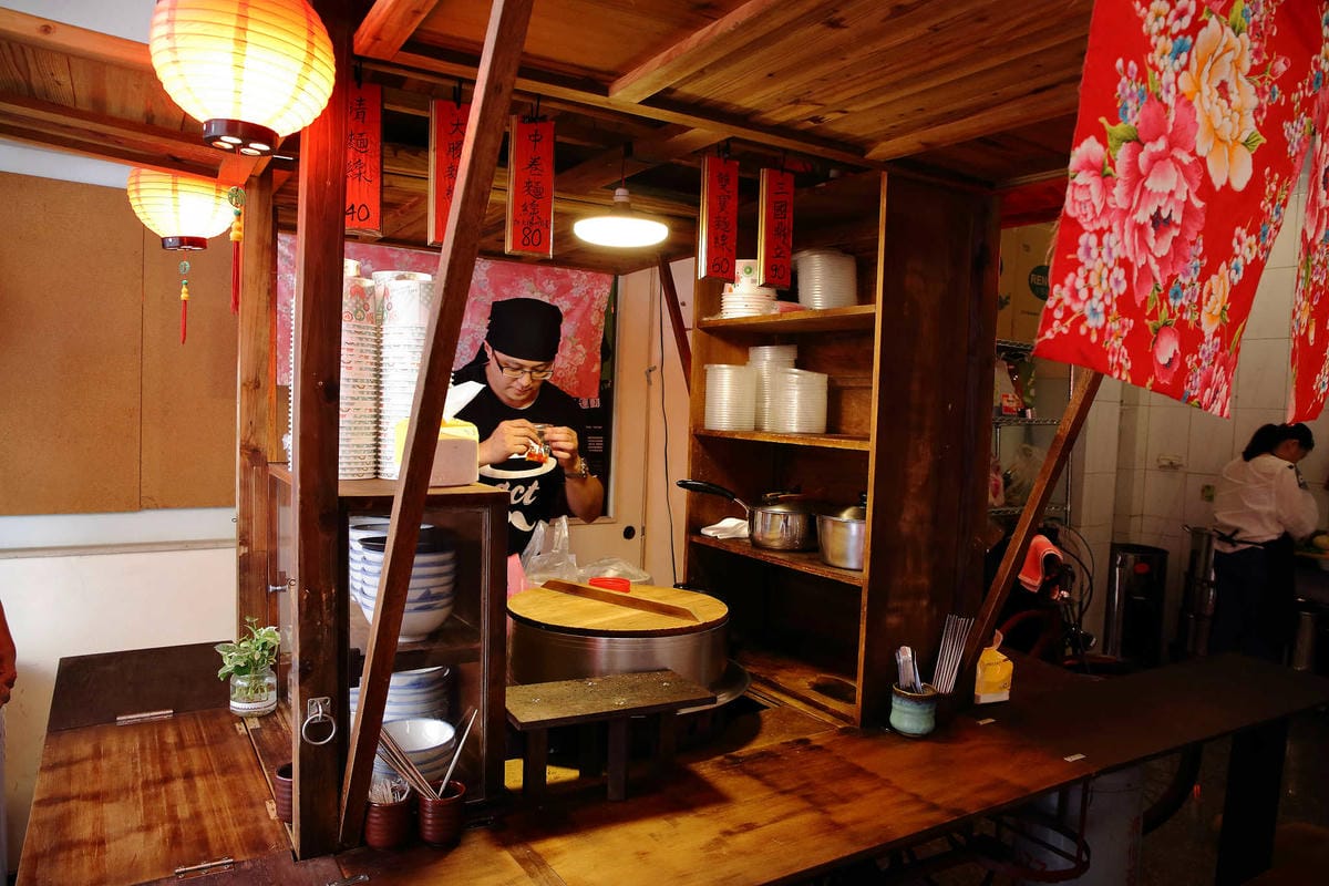 【食。泰山】懷舊中卷麵線〜超浮誇麵線！塞滿大腸+海鮮配料，中卷蛋每日限量晚來吃不到！