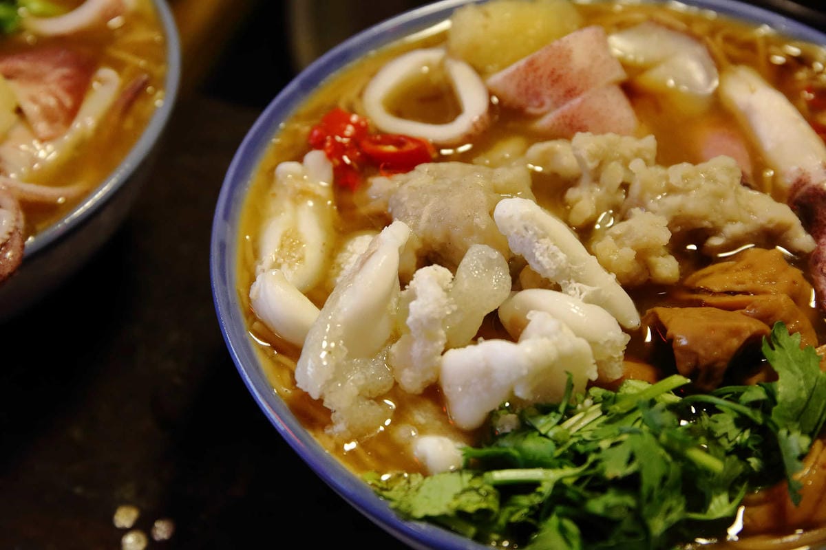 【食。泰山】懷舊中卷麵線〜超浮誇麵線！塞滿大腸+海鮮配料，中卷蛋每日限量晚來吃不到！