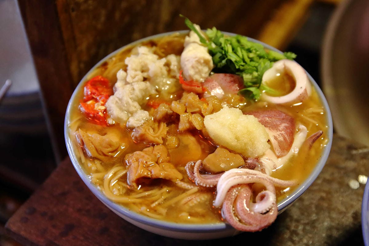 【食。泰山】懷舊中卷麵線〜超浮誇麵線！塞滿大腸+海鮮配料，中卷蛋每日限量晚來吃不到！