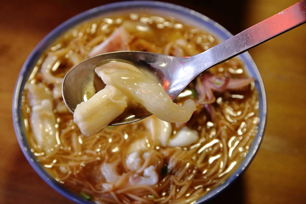 【食。泰山】懷舊中卷麵線〜超浮誇麵線！塞滿大腸+海鮮配料，中卷蛋每日限量晚來吃不到！