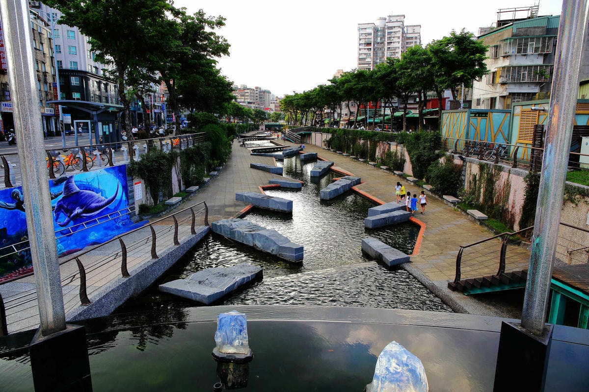 【遊。新莊】中港大排彩繪河廊親水公園〜台版清溪川!藝術彩繪打造浪漫水岸公園,散步看夕陽的好地方