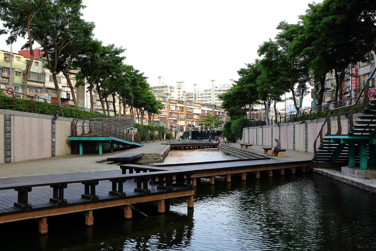 【遊。新莊】中港大排彩繪河廊親水公園〜台版清溪川!藝術彩繪打造浪漫水岸公園,散步看夕陽的好地方