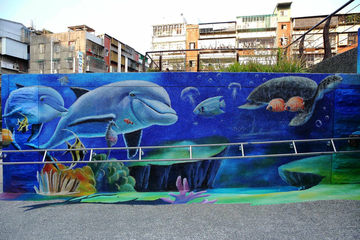 【遊。新莊】中港大排彩繪河廊親水公園〜台版清溪川!藝術彩繪打造浪漫水岸公園,散步看夕陽的好地方