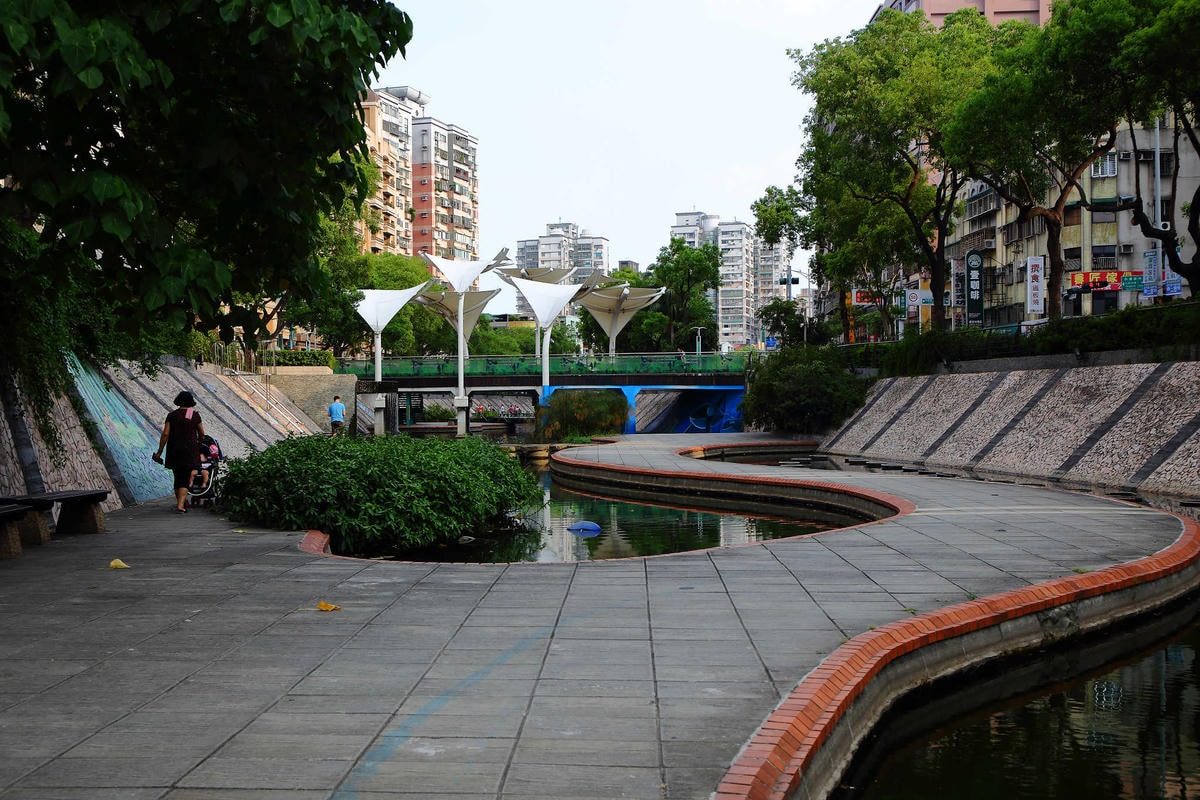 【遊。新莊】中港大排彩繪河廊親水公園〜台版清溪川!藝術彩繪打造浪漫水岸公園,散步看夕陽的好地方