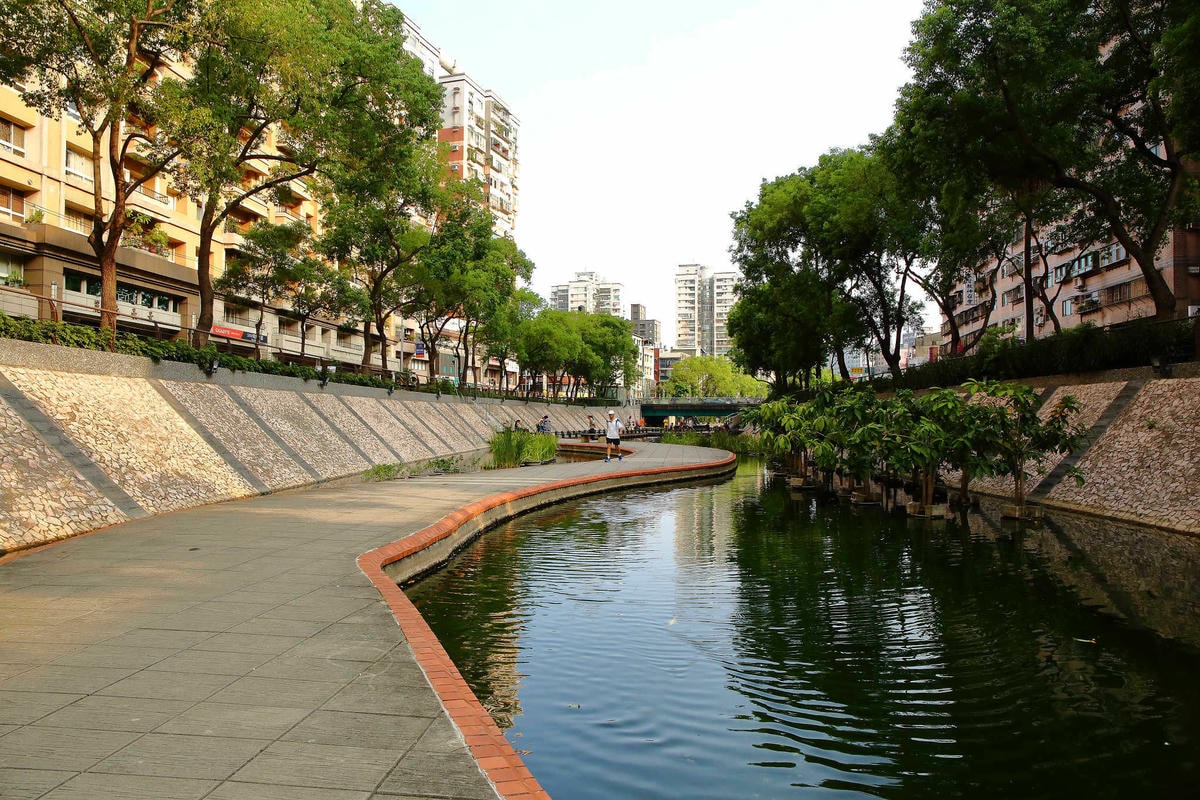 【遊。新莊】中港大排彩繪河廊親水公園〜台版清溪川!藝術彩繪打造浪漫水岸公園,散步看夕陽的好地方