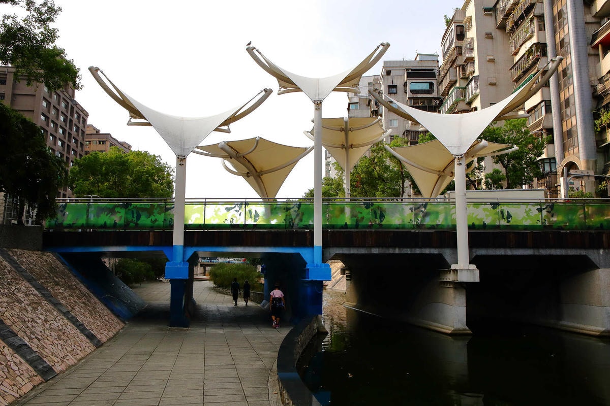 【遊。新莊】中港大排彩繪河廊親水公園〜台版清溪川!藝術彩繪打造浪漫水岸公園,散步看夕陽的好地方