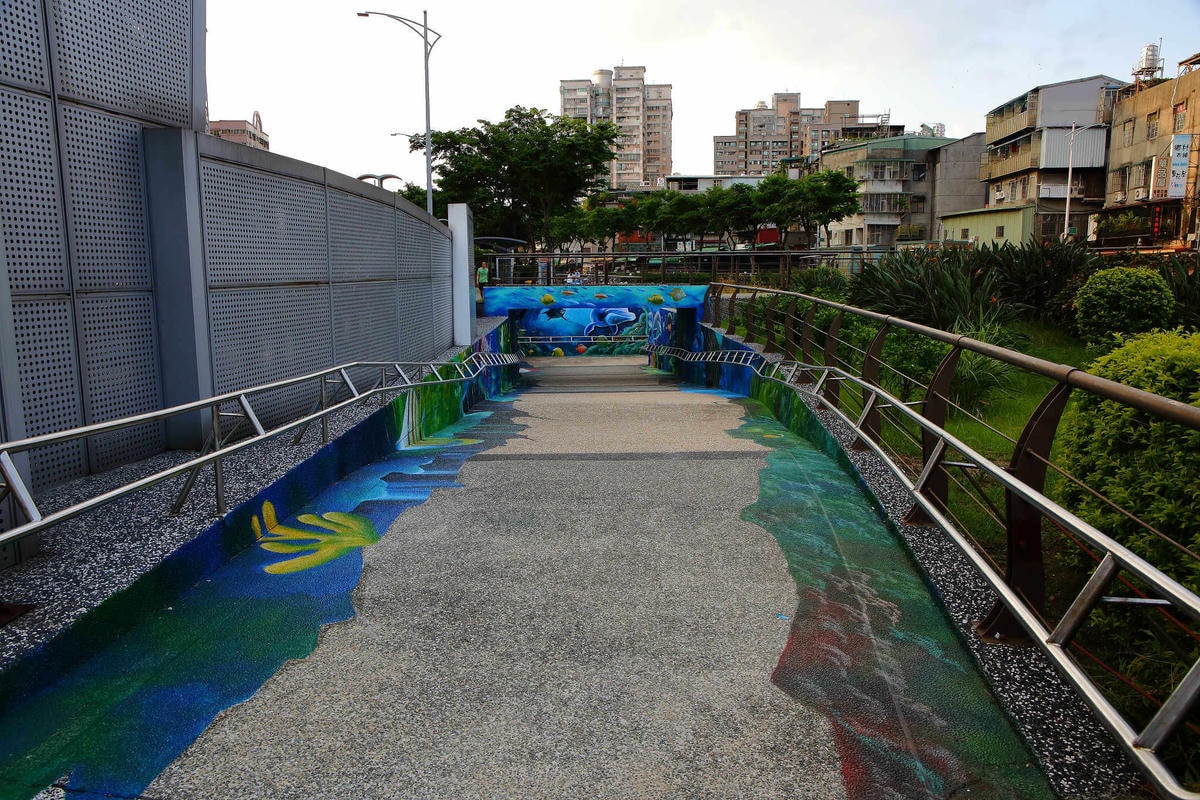 【遊。新莊】中港大排彩繪河廊親水公園〜台版清溪川!藝術彩繪打造浪漫水岸公園,散步看夕陽的好地方