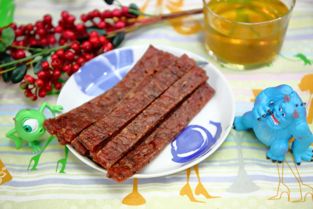 【台中伴手禮】六六相乘手作肉乾〜逢年送禮自用必備!三十年手藝的傳承,碳烤肉乾讓你越吃越涮嘴,追劇好夥伴!