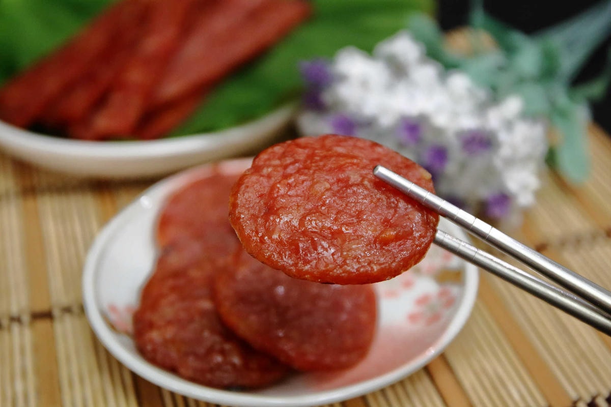 【台中伴手禮】六六相乘手作肉乾〜逢年送禮自用必備!三十年手藝的傳承,碳烤肉乾讓你越吃越涮嘴,追劇好夥伴!