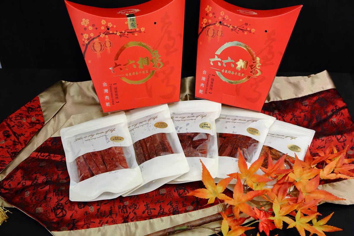 【台中伴手禮】六六相乘手作肉乾〜逢年送禮自用必備!三十年手藝的傳承,碳烤肉乾讓你越吃越涮嘴,追劇好夥伴!