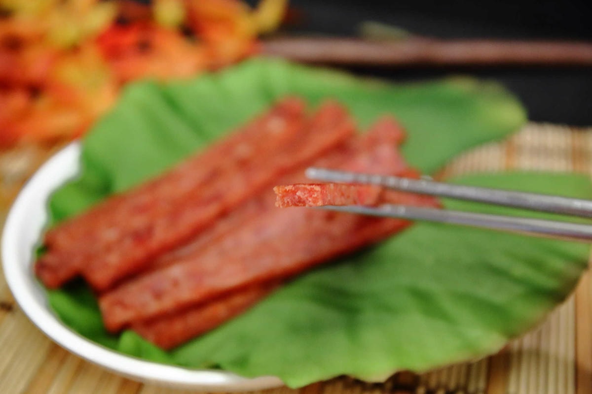 【台中伴手禮】六六相乘手作肉乾〜逢年送禮自用必備!三十年手藝的傳承,碳烤肉乾讓你越吃越涮嘴,追劇好夥伴!