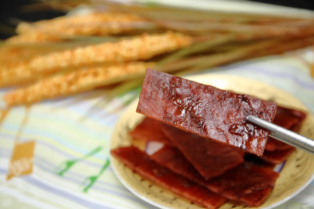 【台中伴手禮】六六相乘手作肉乾〜逢年送禮自用必備!三十年手藝的傳承,碳烤肉乾讓你越吃越涮嘴,追劇好夥伴!