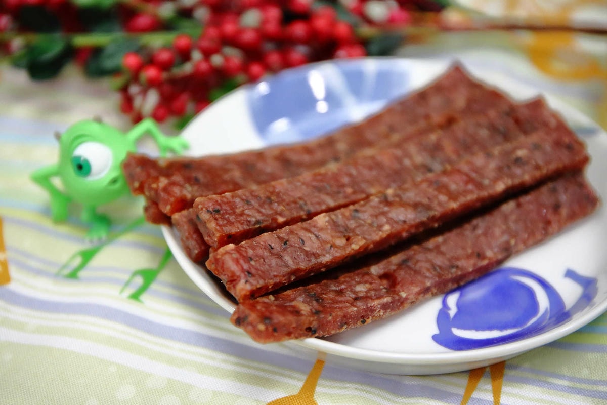 【台中伴手禮】六六相乘手作肉乾〜逢年送禮自用必備!三十年手藝的傳承,碳烤肉乾讓你越吃越涮嘴,追劇好夥伴!