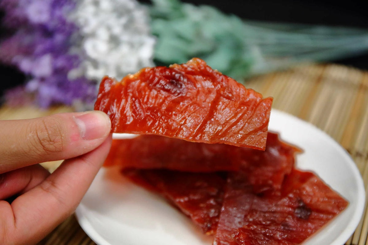 【台中伴手禮】六六相乘手作肉乾〜逢年送禮自用必備!三十年手藝的傳承,碳烤肉乾讓你越吃越涮嘴,追劇好夥伴!