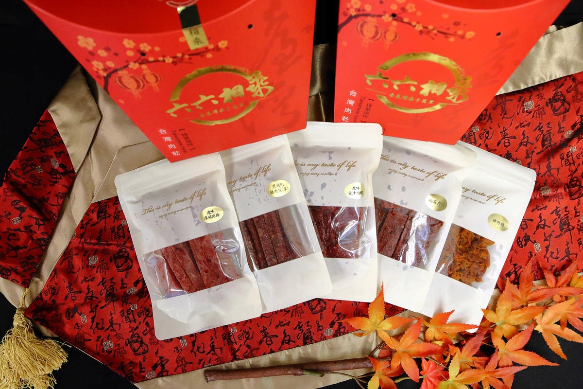 【台中伴手禮】六六相乘手作肉乾〜逢年送禮自用必備!三十年手藝的傳承,碳烤肉乾讓你越吃越涮嘴,追劇好夥伴!