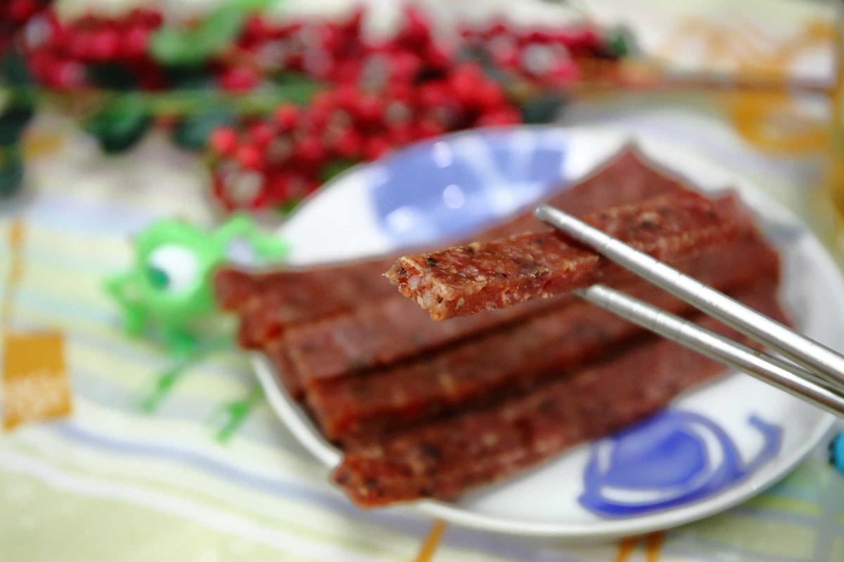 【台中伴手禮】六六相乘手作肉乾〜逢年送禮自用必備!三十年手藝的傳承,碳烤肉乾讓你越吃越涮嘴,追劇好夥伴!