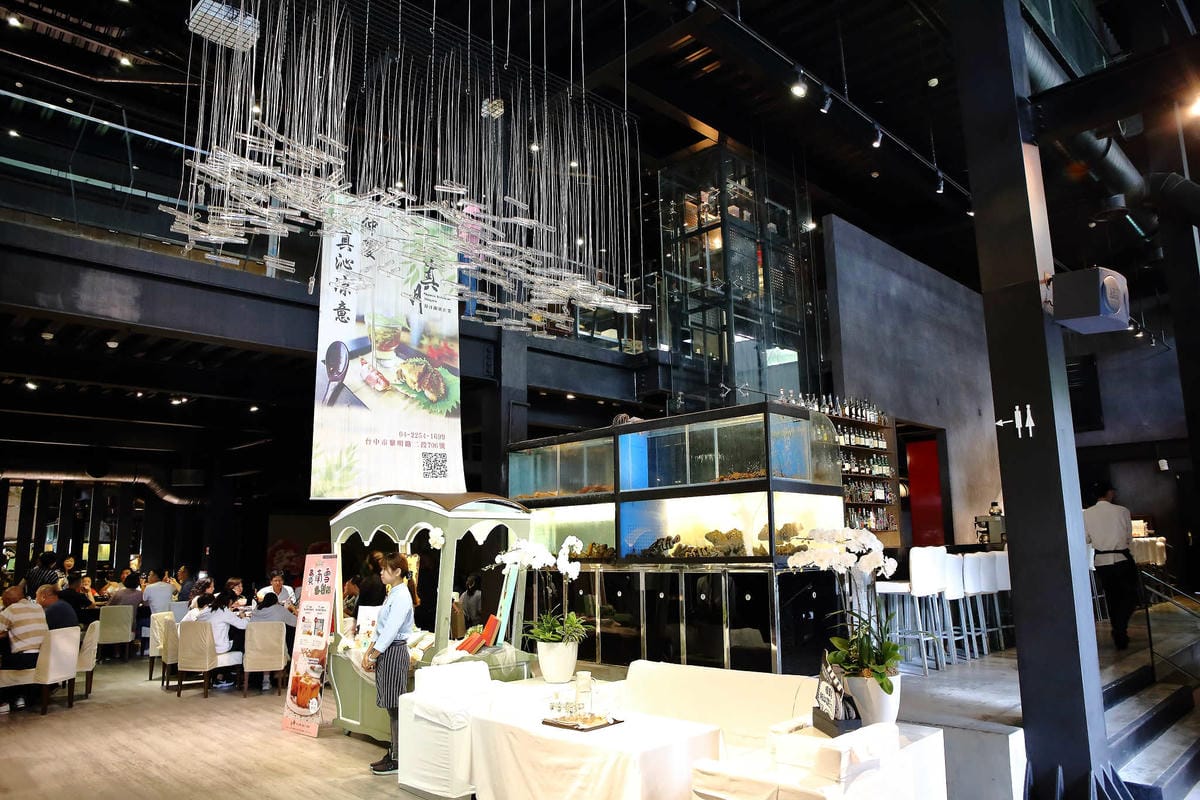 【食。台中】印月創意東方宴〜1鴨3吃新潮吃法！桌邊片鴨秀，皮脆肉嫩噴汁，創意美味，特色料理，來台中絕不能錯過的美食！