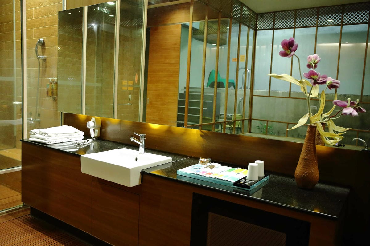 【宿。台中】天月人文休閒汽車旅館〜台中寵物友善住宿。主題汽車旅館，泳池、KTV、大按摩浴缸，約會辦趴推薦！