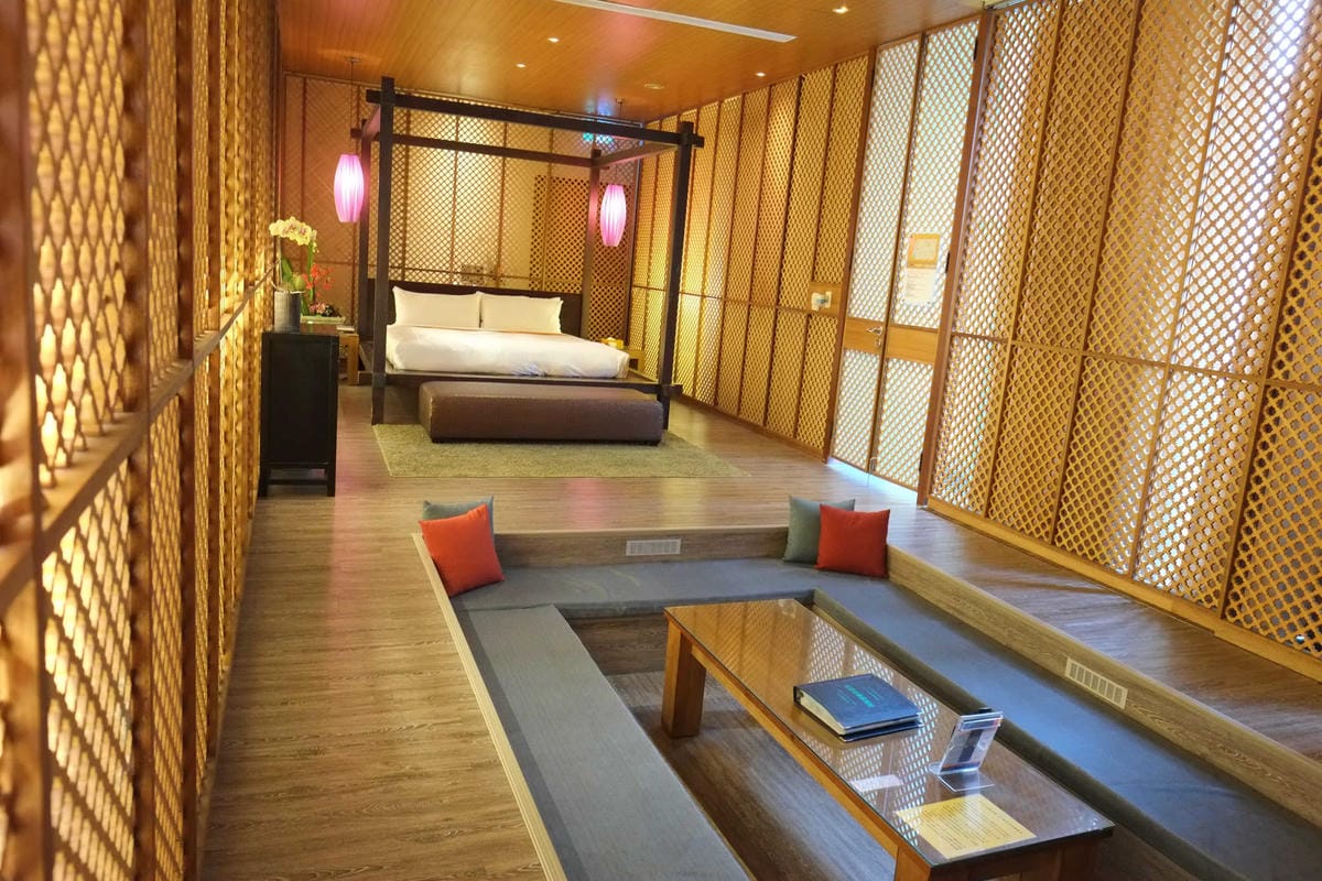 【宿。台中】天月人文休閒汽車旅館〜台中寵物友善住宿。主題汽車旅館，泳池、KTV、大按摩浴缸，約會辦趴推薦！