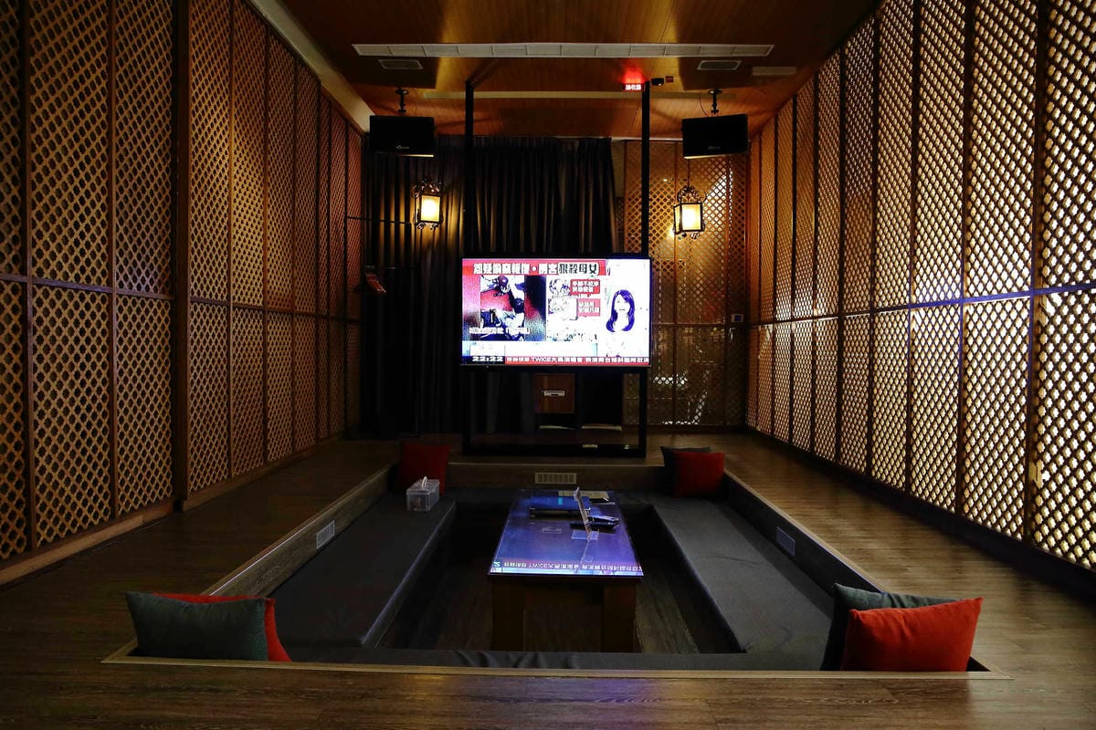 【宿。台中】天月人文休閒汽車旅館〜台中寵物友善住宿。主題汽車旅館，泳池、KTV、大按摩浴缸，約會辦趴推薦！