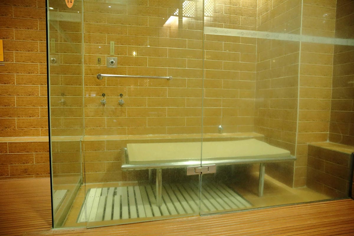 【宿。台中】天月人文休閒汽車旅館〜台中寵物友善住宿。主題汽車旅館，泳池、KTV、大按摩浴缸，約會辦趴推薦！