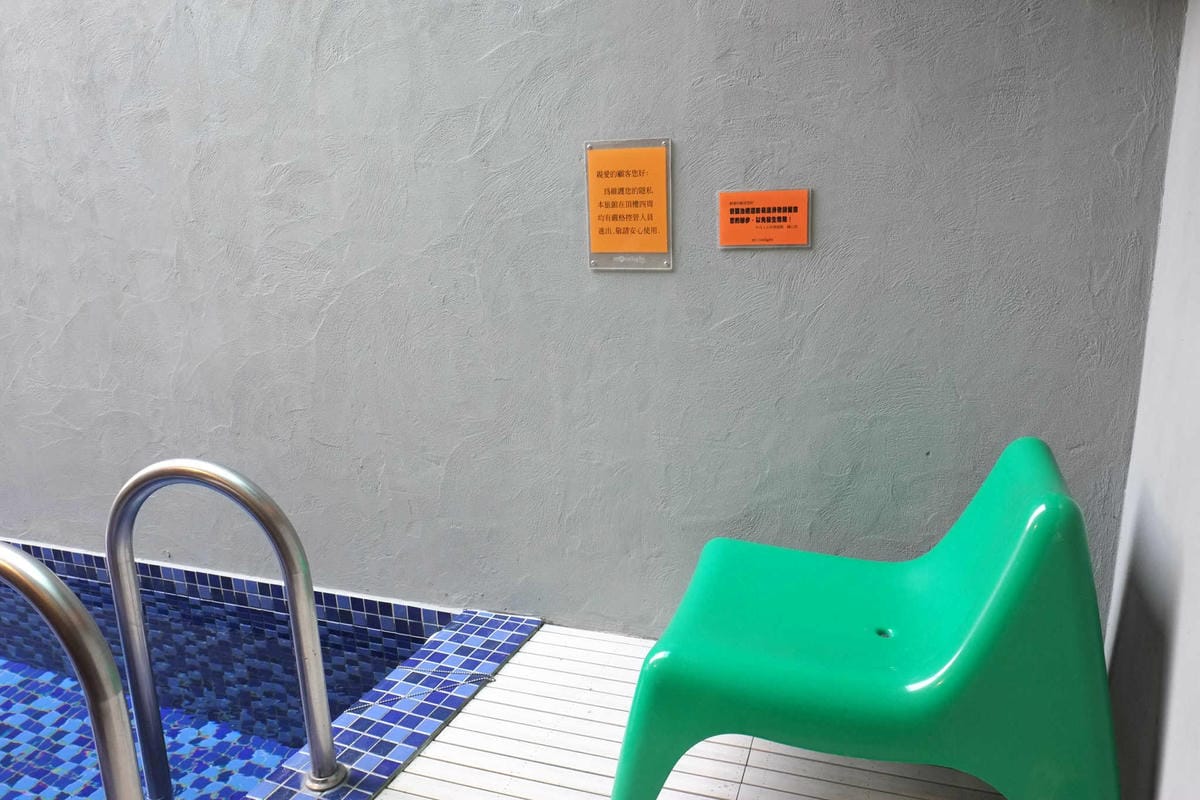 【宿。台中】天月人文休閒汽車旅館〜台中寵物友善住宿。主題汽車旅館，泳池、KTV、大按摩浴缸，約會辦趴推薦！