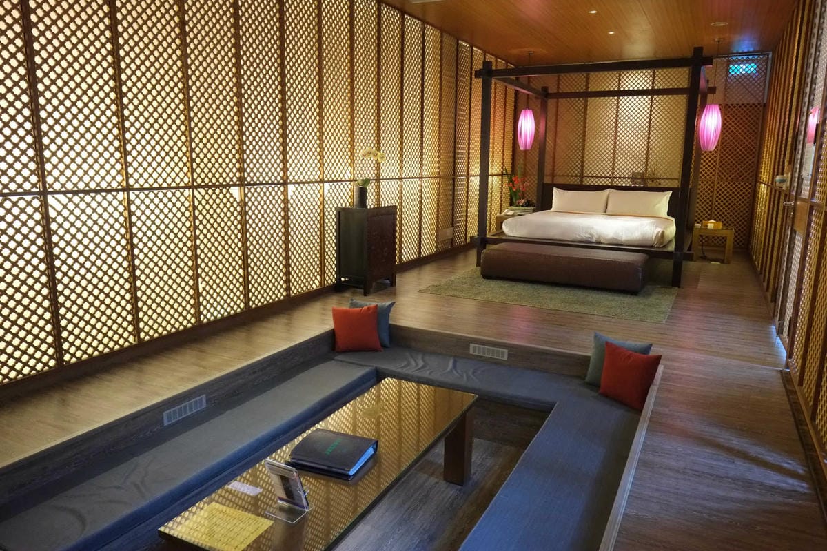 【宿。台中】天月人文休閒汽車旅館〜台中寵物友善住宿。主題汽車旅館，泳池、KTV、大按摩浴缸，約會辦趴推薦！