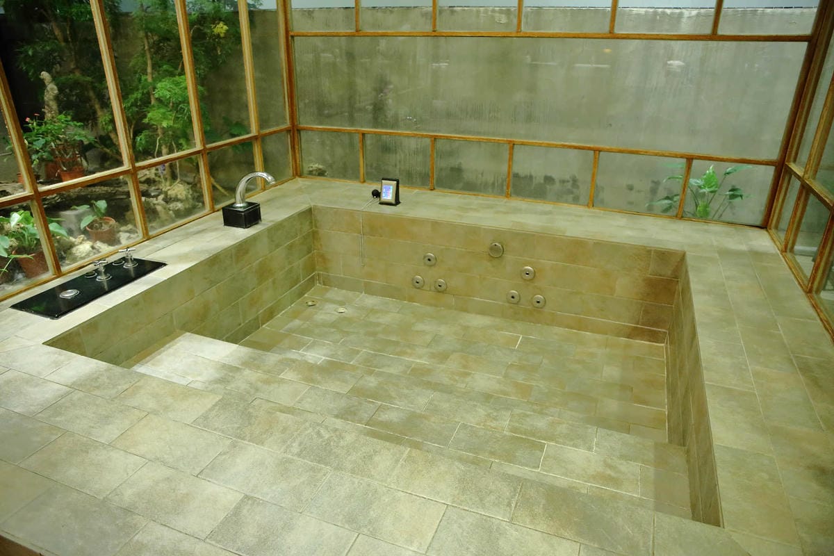 【宿。台中】天月人文休閒汽車旅館〜台中寵物友善住宿。主題汽車旅館，泳池、KTV、大按摩浴缸，約會辦趴推薦！