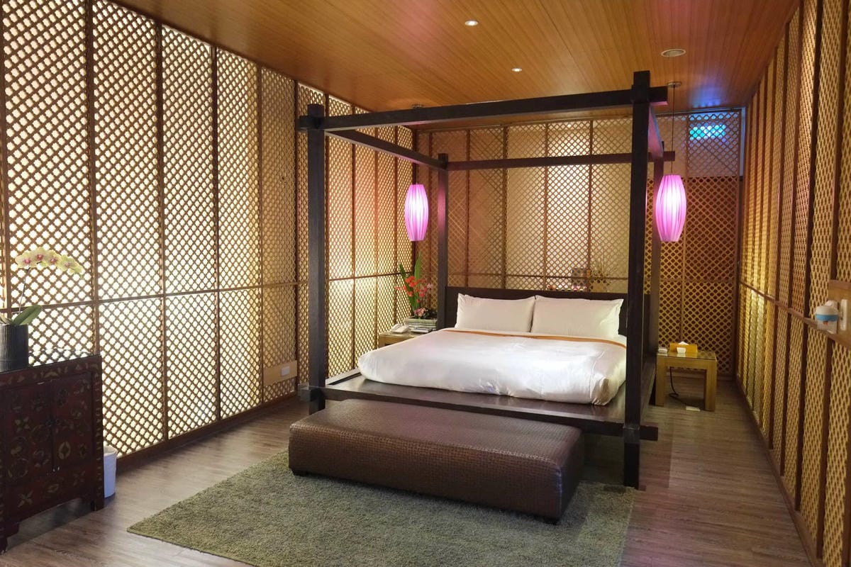 【宿。台中】天月人文休閒汽車旅館〜台中寵物友善住宿。主題汽車旅館，泳池、KTV、大按摩浴缸，約會辦趴推薦！