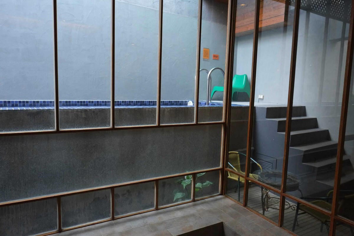 【宿。台中】天月人文休閒汽車旅館〜台中寵物友善住宿。主題汽車旅館，泳池、KTV、大按摩浴缸，約會辦趴推薦！