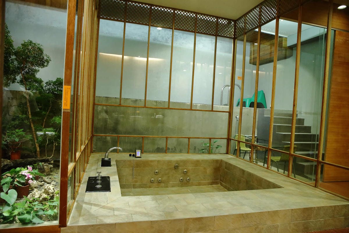 【宿。台中】天月人文休閒汽車旅館〜台中寵物友善住宿。主題汽車旅館，泳池、KTV、大按摩浴缸，約會辦趴推薦！