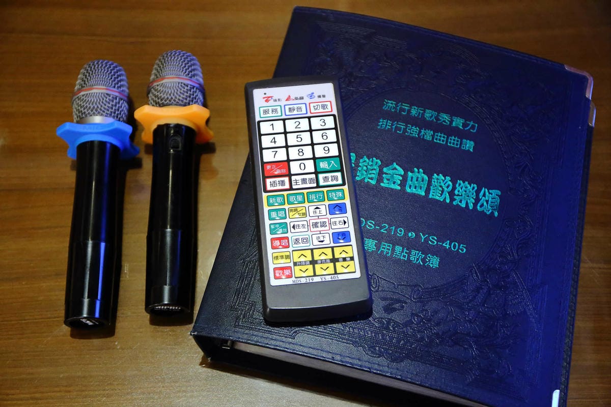 【宿。台中】天月人文休閒汽車旅館〜台中寵物友善住宿。主題汽車旅館，泳池、KTV、大按摩浴缸，約會辦趴推薦！