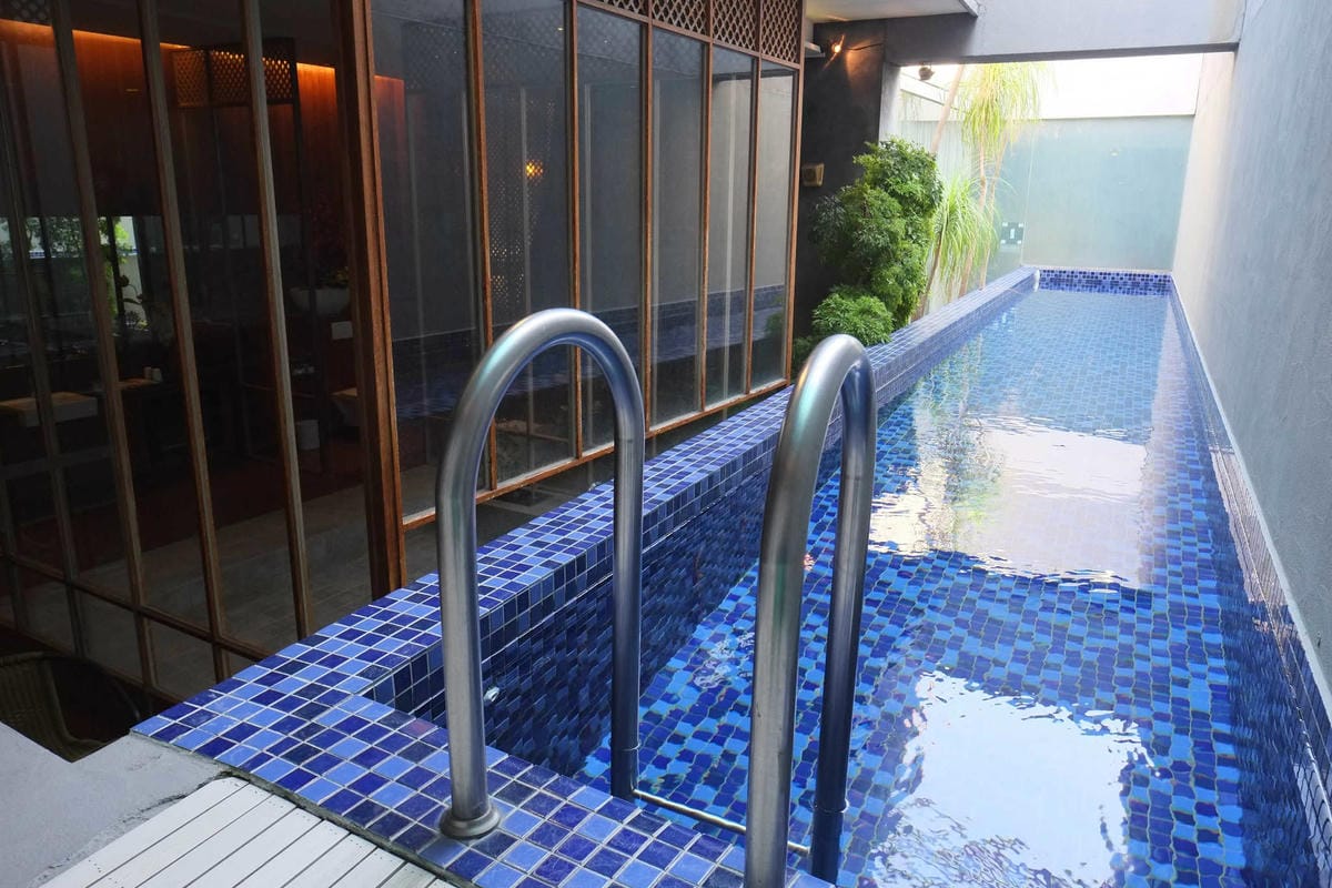 【宿。台中】天月人文休閒汽車旅館〜台中寵物友善住宿。主題汽車旅館，泳池、KTV、大按摩浴缸，約會辦趴推薦！