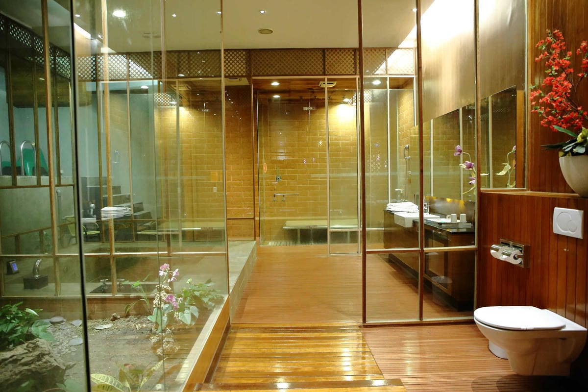 【宿。台中】天月人文休閒汽車旅館〜台中寵物友善住宿。主題汽車旅館，泳池、KTV、大按摩浴缸，約會辦趴推薦！