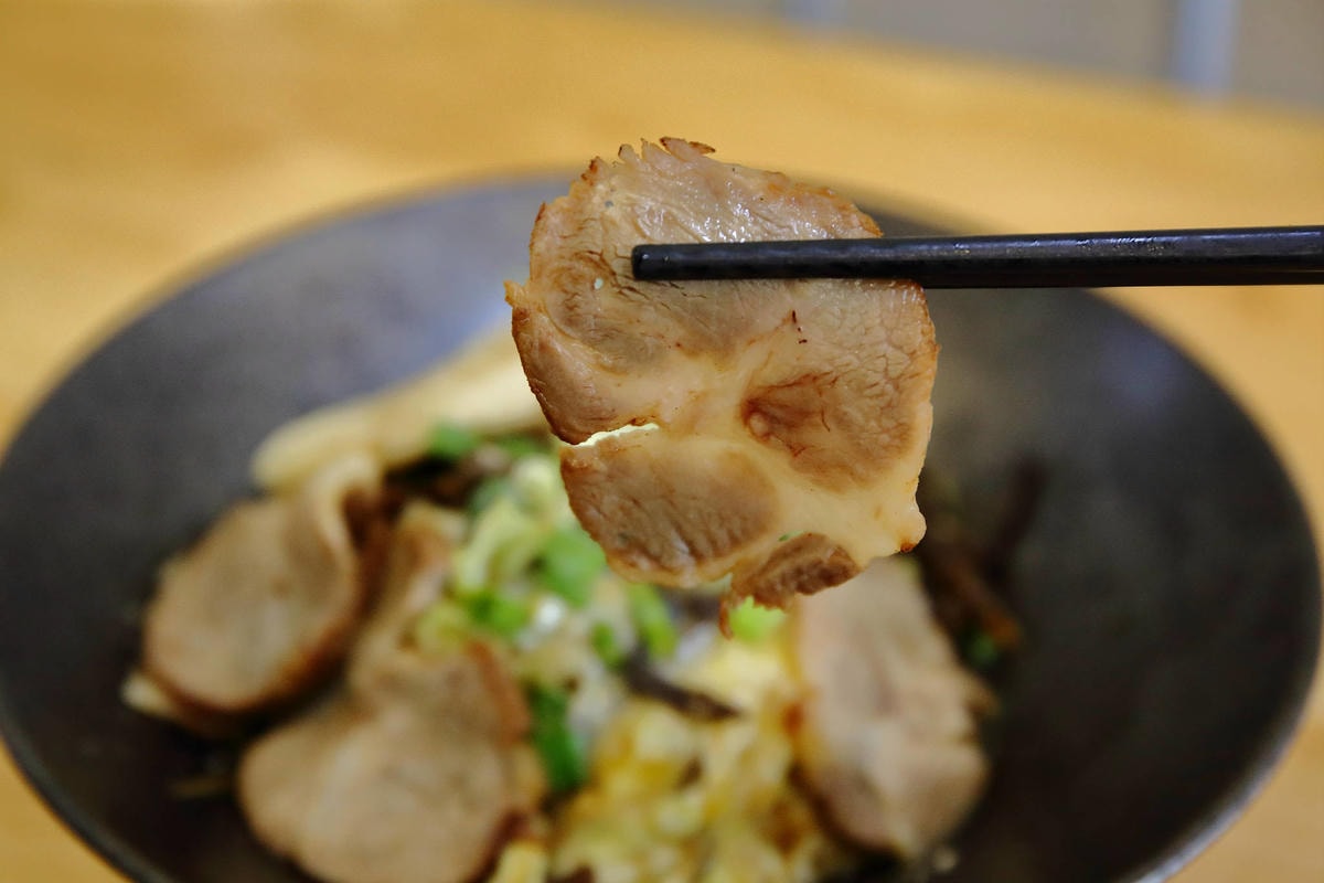 【食。龜山】揹潶鍋日式拉麵-龜山文化店〜小資族平價拉麵定食推薦!超濃郁豚骨湯頭,完全欲罷不能!(已歇業)