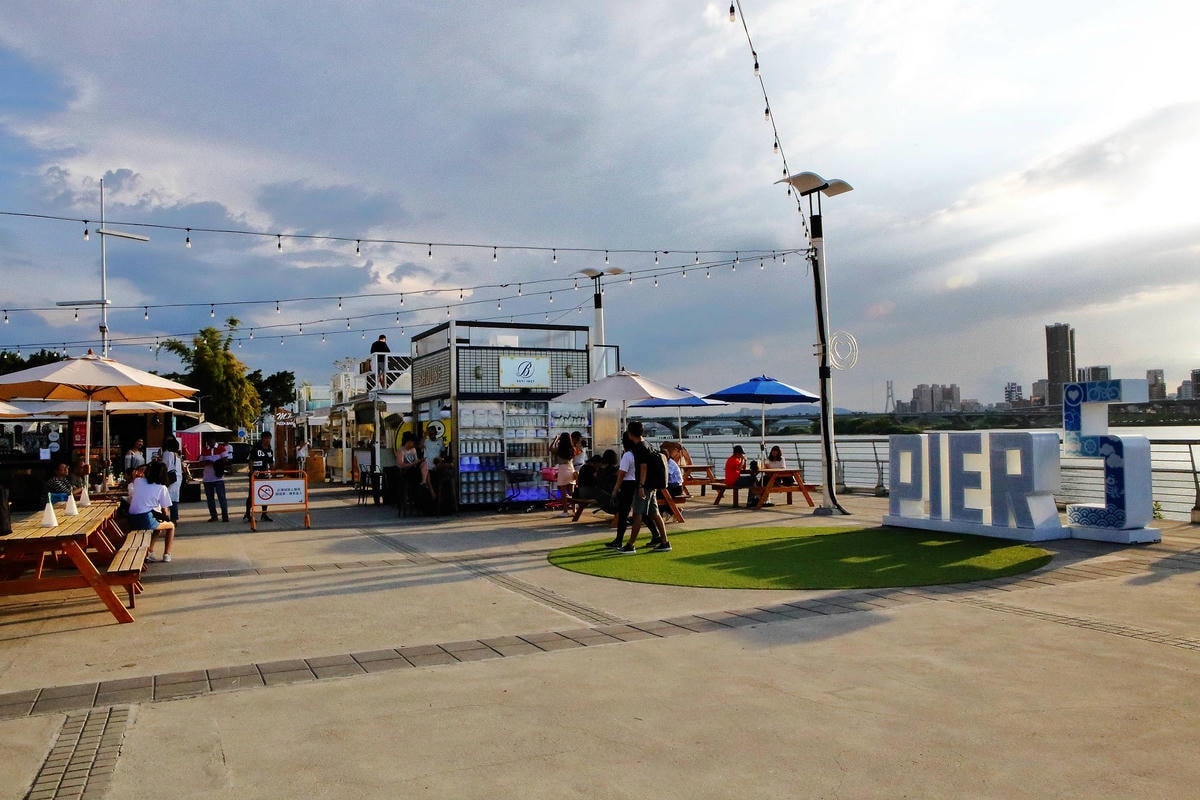 【食。台北】百齡罈BHouse〜大稻埕「pier5貨櫃市集」打卡熱門新景點!全台最高顏值酒吧,在北台灣最美河岸,美酒、美景環繞享受完美的一夜