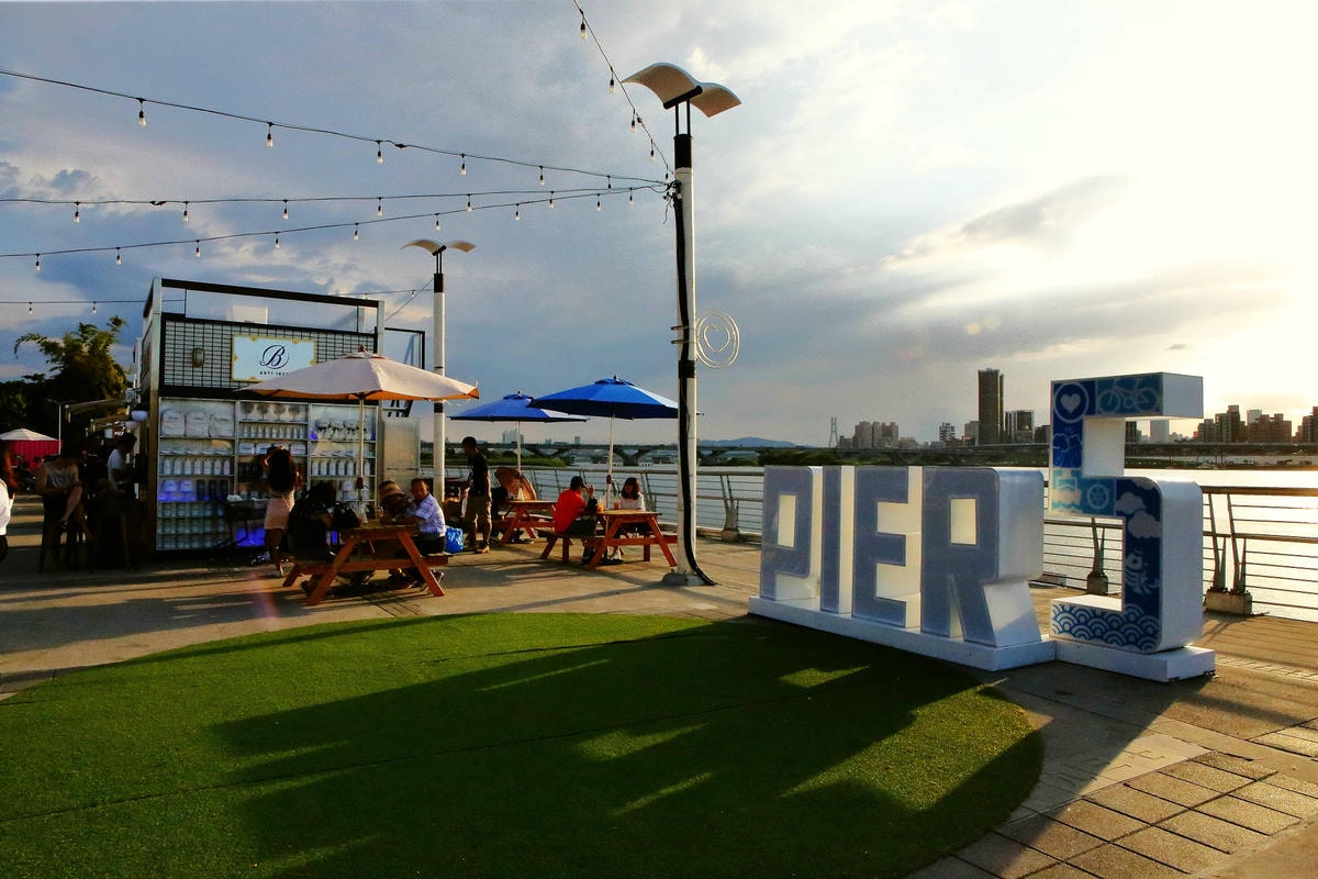 【食。台北】百齡罈BHouse〜大稻埕「pier5貨櫃市集」打卡熱門新景點!全台最高顏值酒吧,在北台灣最美河岸,美酒、美景環繞享受完美的一夜