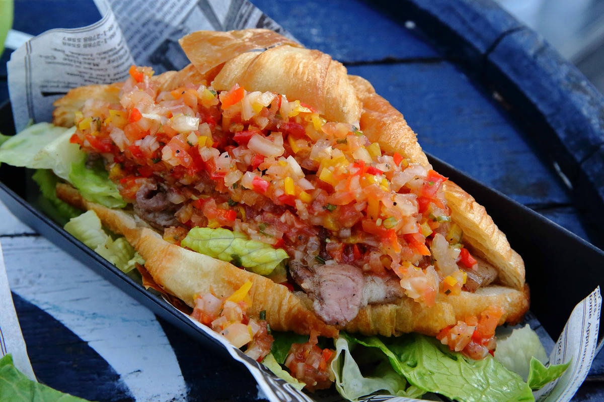 【食。台北】百齡罈BHouse〜大稻埕「pier5貨櫃市集」打卡熱門新景點!全台最高顏值酒吧,在北台灣最美河岸,美酒、美景環繞享受完美的一夜