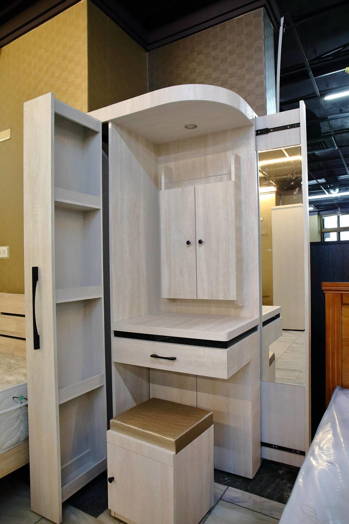 【新莊家具店推薦】億家具批發倉庫〜工廠直營、零售批發價‎、客