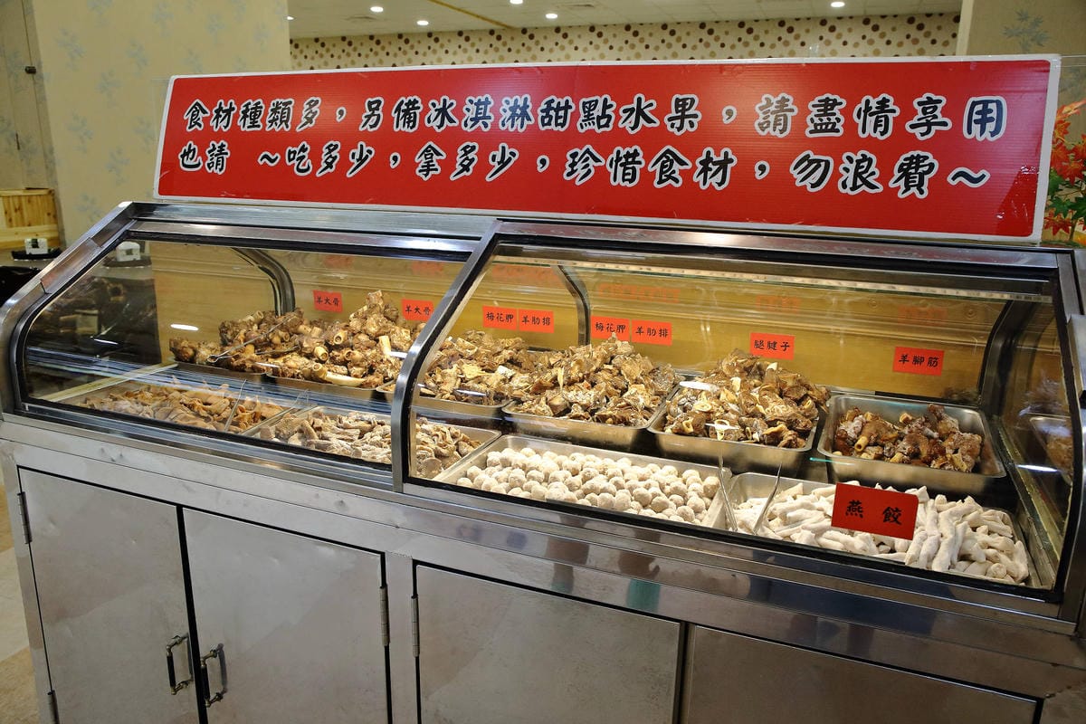 【食。楊梅】羊霸天下-楊梅總店〜老店重新開幕！在地人狂推的人氣火鍋店，羊肉爐/自助火鍋/吃到飽，羊筋羊髓道道入味，高C/P值無限吃到飽，一人只要$380！