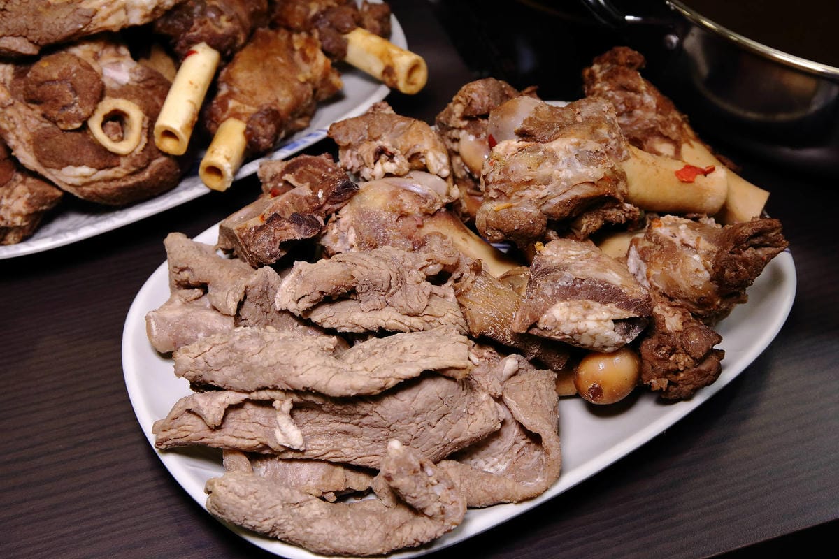 【食。楊梅】羊霸天下-楊梅總店〜老店重新開幕！在地人狂推的人氣火鍋店，羊肉爐/自助火鍋/吃到飽，羊筋羊髓道道入味，高C/P值無限吃到飽，一人只要$380！