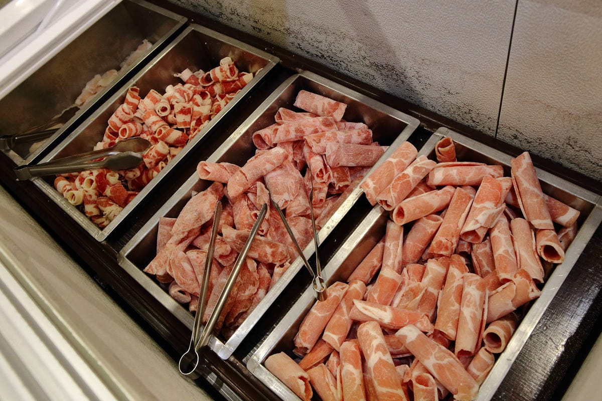 【食。楊梅】羊霸天下-楊梅總店〜老店重新開幕！在地人狂推的人氣火鍋店，羊肉爐/自助火鍋/吃到飽，羊筋羊髓道道入味，高C/P值無限吃到飽，一人只要$380！