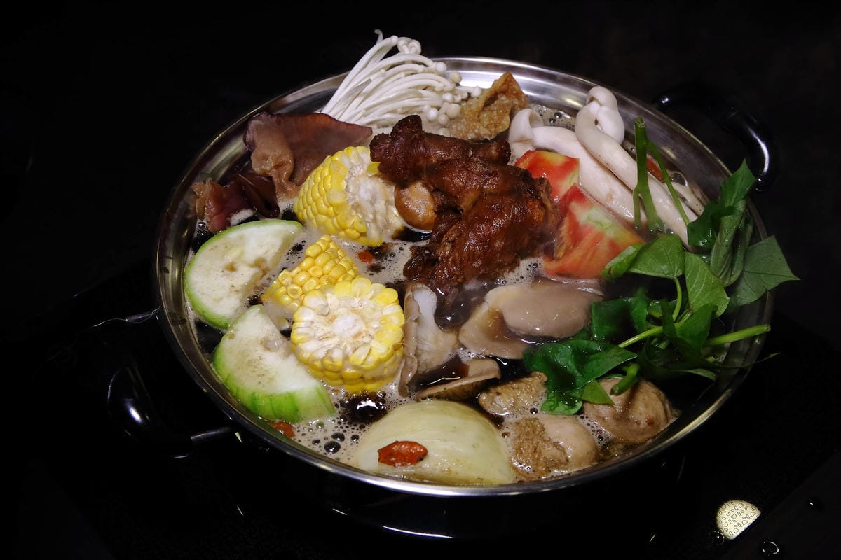 【食。楊梅】羊霸天下-楊梅總店〜老店重新開幕！在地人狂推的人氣火鍋店，羊肉爐/自助火鍋/吃到飽，羊筋羊髓道道入味，高C/P值無限吃到飽，一人只要$380！